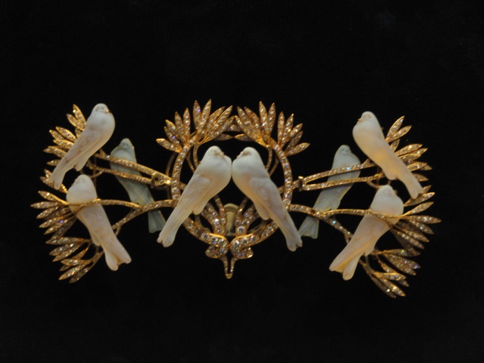 Brooch by René Lalique, presented by the city of Paris to Edith Wilson, 1919 — an example of the jewelled animal brooch tradition Cartier excelled in